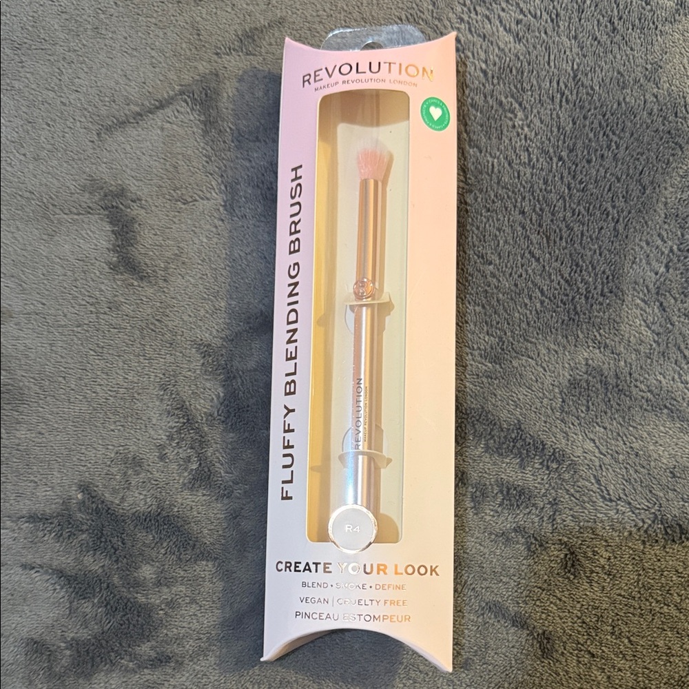 Revolution Fluffy blending brush R4